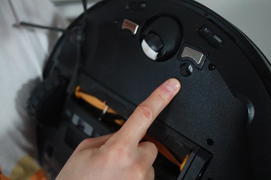 Палец указывает на датчик обнаружения ковров пылесоса Yeedi Vac Max